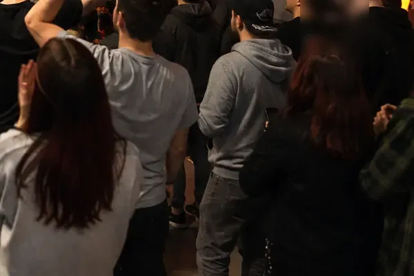Grupo de jugadores siguiendo una partida en vivo durante un evento del club