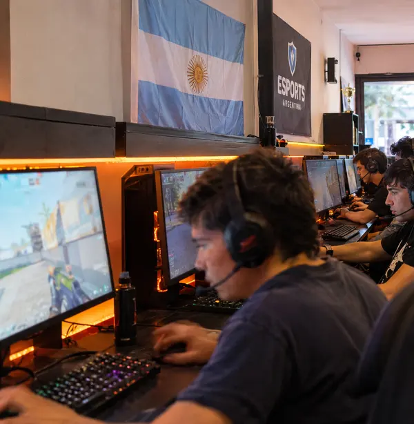 Fila de puestos gamer con teclado mecánico iluminado